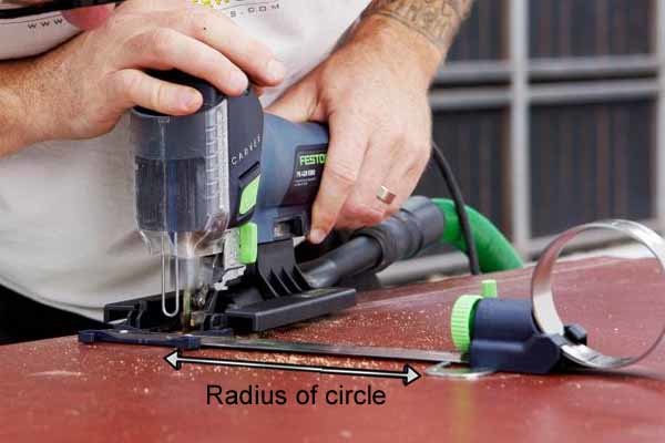 Circle cutting outlet jig for jigsaw