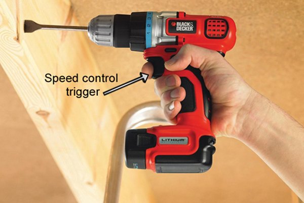 Diagram showing how to use a cordless drill driver at a slow speed in order to avoid creating problems when boring with an expansive bit