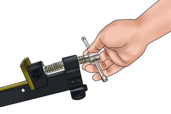Open the jaws by rotating the screw to the left