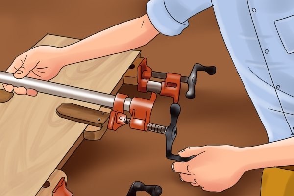 Tighten the screw to close the jaws