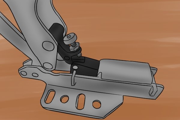 Toggle clamp pressure adjuster