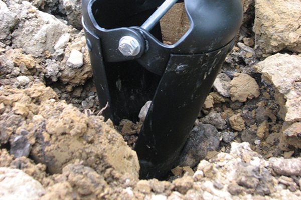 Closed blades Clamp the soil and remove it from the hole
