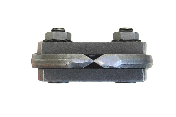 Image of centre cut bolt cutter jaws gripping a bolt with centre cut blade points labelled