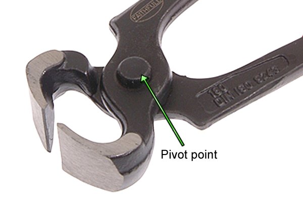 Carpenter's pincer head with labelled pivot point