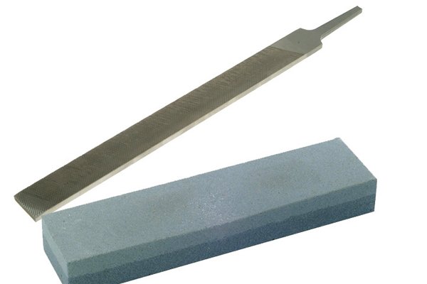 Image of a file and a sharpening stone, the ideal combination for sharpening a knife