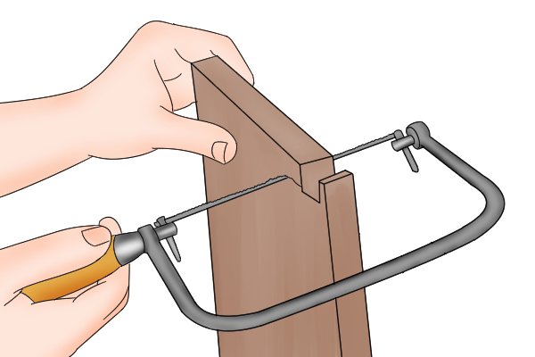 How to hold the saw correctly