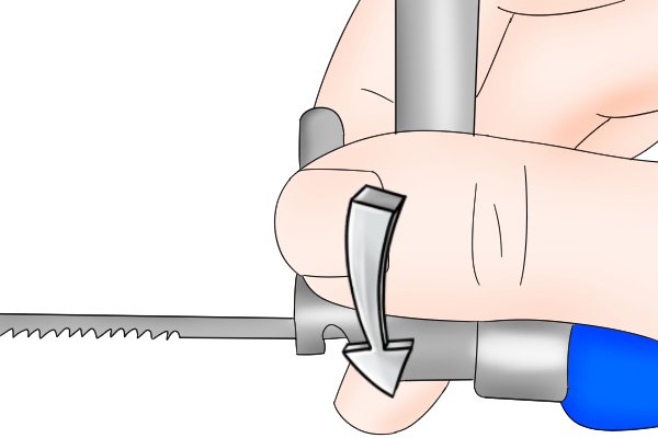 Before attempting to adjust the blade, turn the handle in an anticlockwise direction 