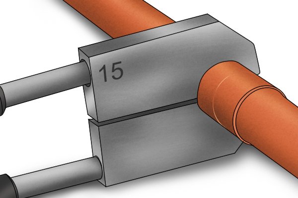 When heating the pipe work with the irons, make sure that the heads have a tight fitting contact with the pipe surface.