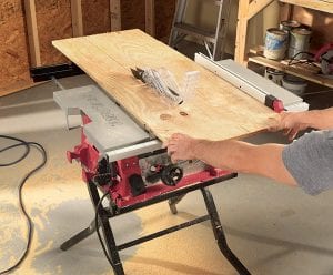 SKIL 3410-02 10-Inch Table Saw with Folding Stand cutting wood